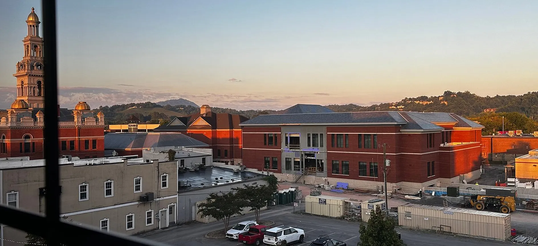 Group - 2 of 3 → 648a9824eb8ed148bd6b40f1_slider_2-p-1600.webp